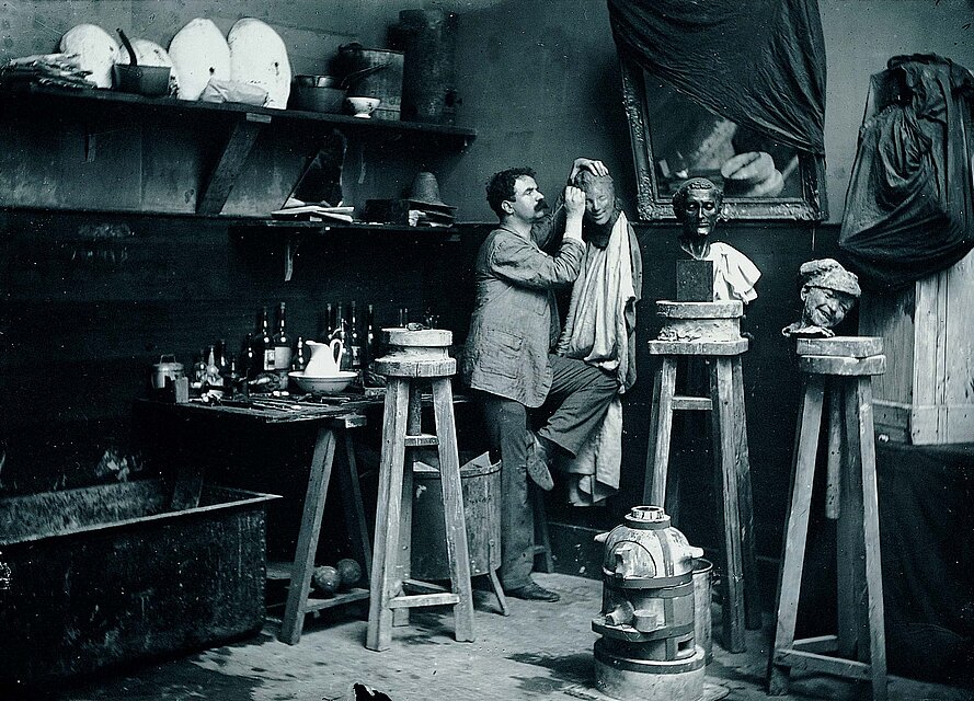 Medardo Rosso nel suo studio a Boulevard des Batignolles, 1890. © Archivio Medardo Rosso