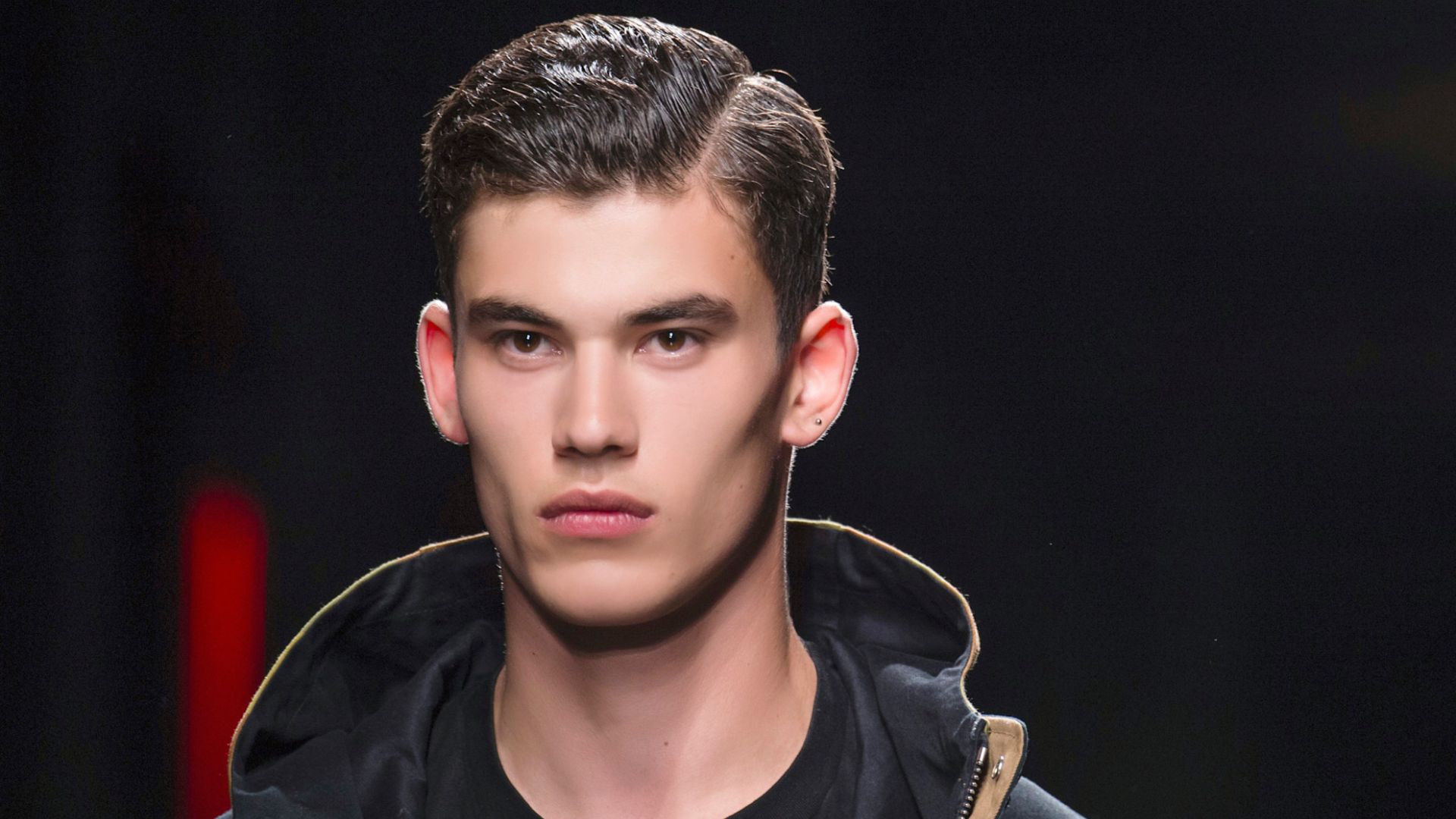 Capelli corti uomo rasati ai lati: questi sono i look da provare