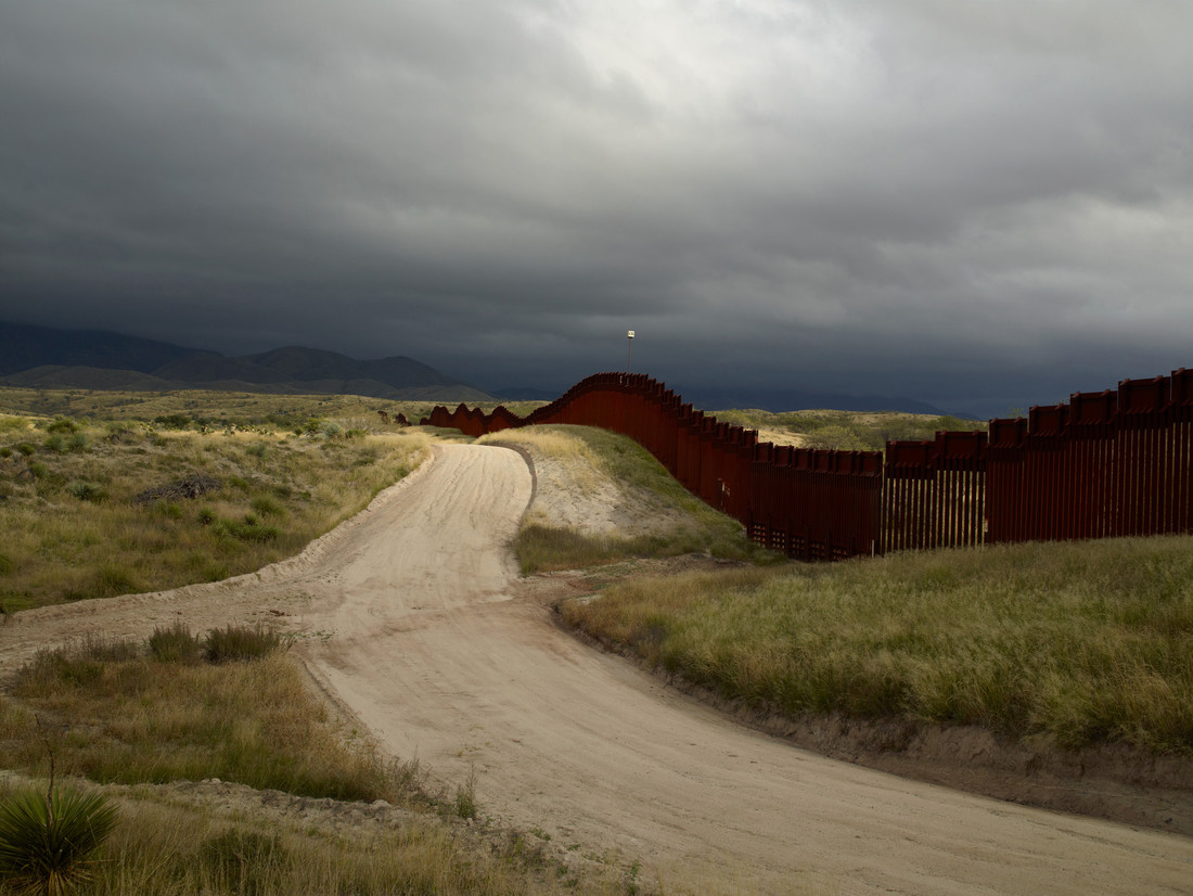 Richard Misrach, Wall, east of Nogales, Arizona : El muro, al este de Nogales, Arizona, 2014 © Richard Misrach