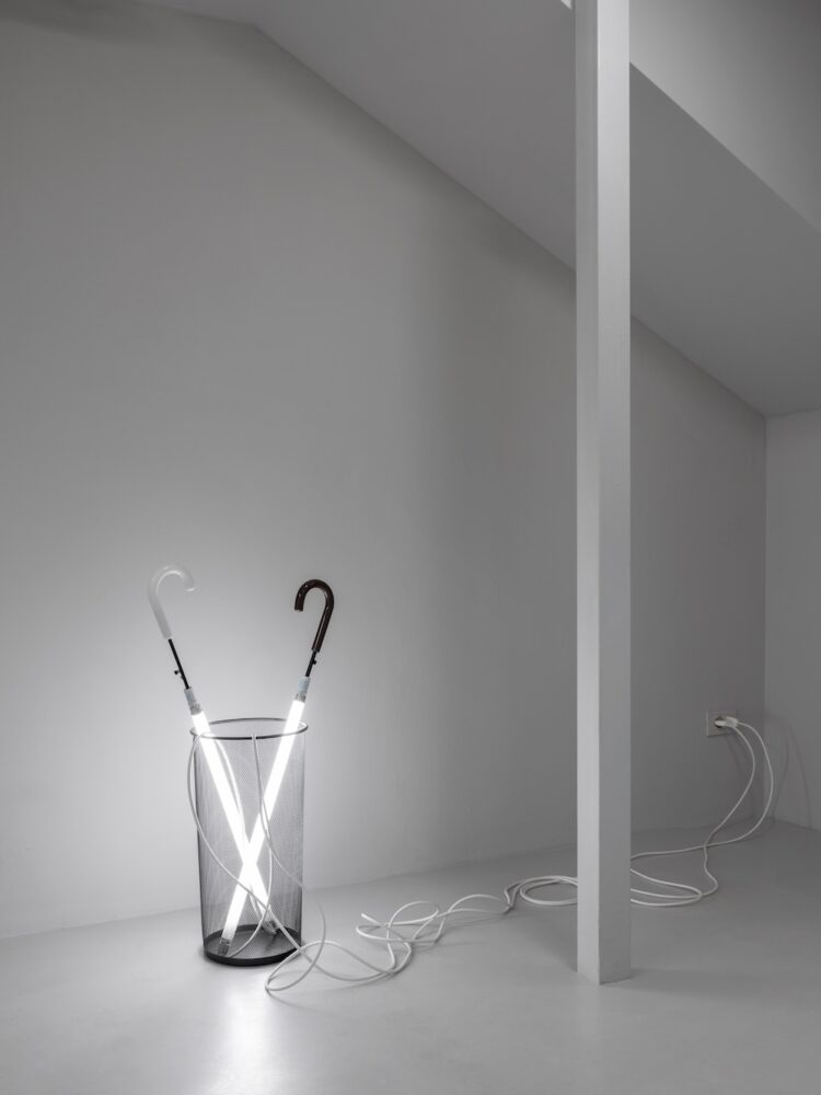 Davide Stucchi, Neonbrellas, 2024, portaombrelli, manici di ombrelli, luci neon, cavi, 84 x 50 x 26,5 cm, Ph. Andrea Rossetti, Courtesy the artist and Martina Simeti Milano Art Week 2025