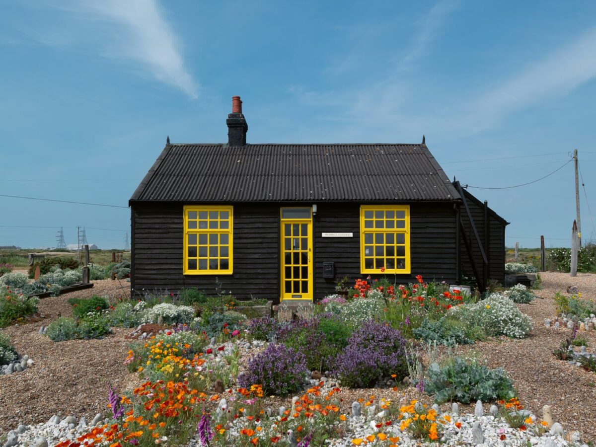 Prospect Cottage di Derek Jarman, Dungeness, Kent, Regno Unito - Photo Gilbert McCarragher - Prospect Cottage Derek Jarman’s House is published by Thames & Hudson