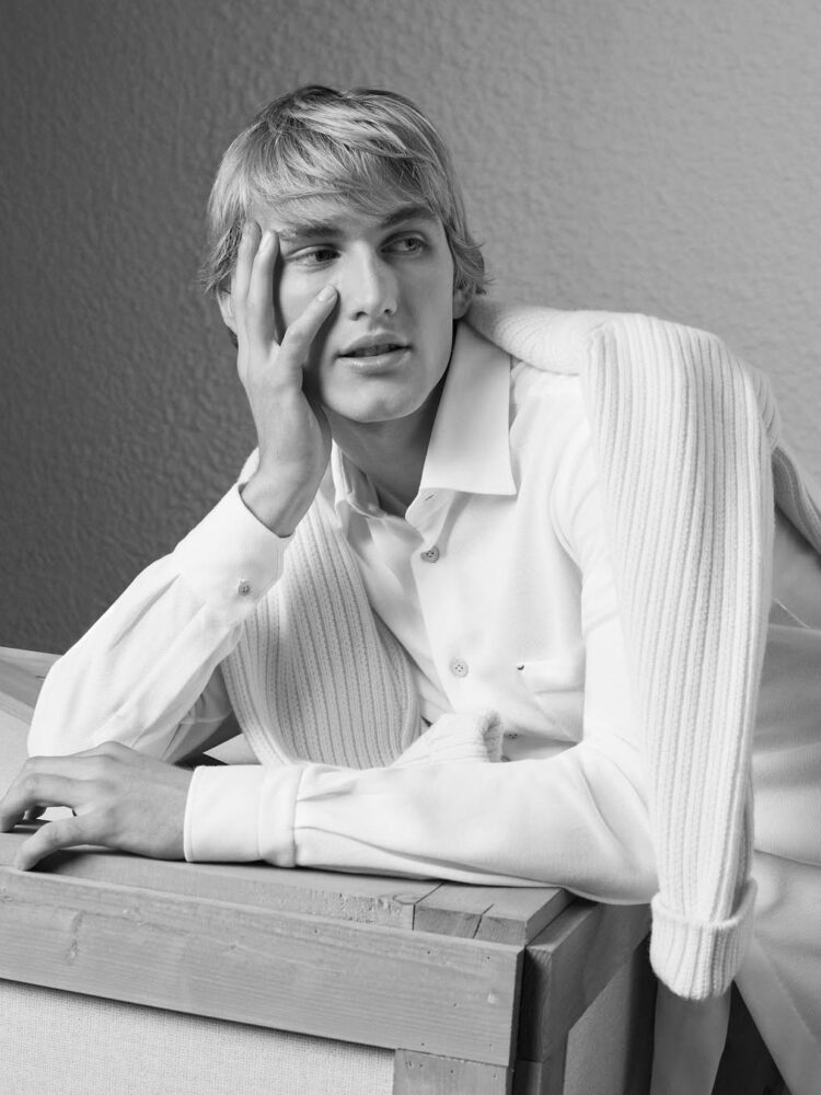 Where craft meets comfort.Knitwear shaped to accompany every moment. Superfine, understated, end