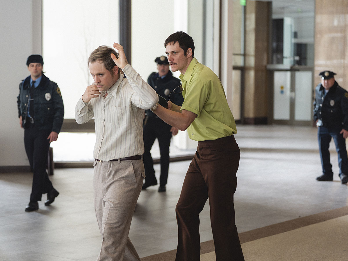 Bill Skarsgård e Dacre Montgomery nel film "Dead man's wire" Bill Skarsgård e Dacre Montgomery nel film "Dead man's wire"
