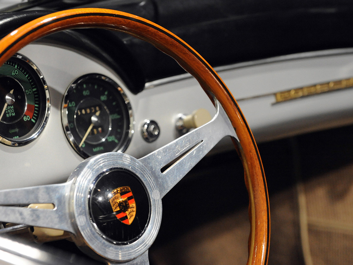 Il volante di una Porsche d'epoca