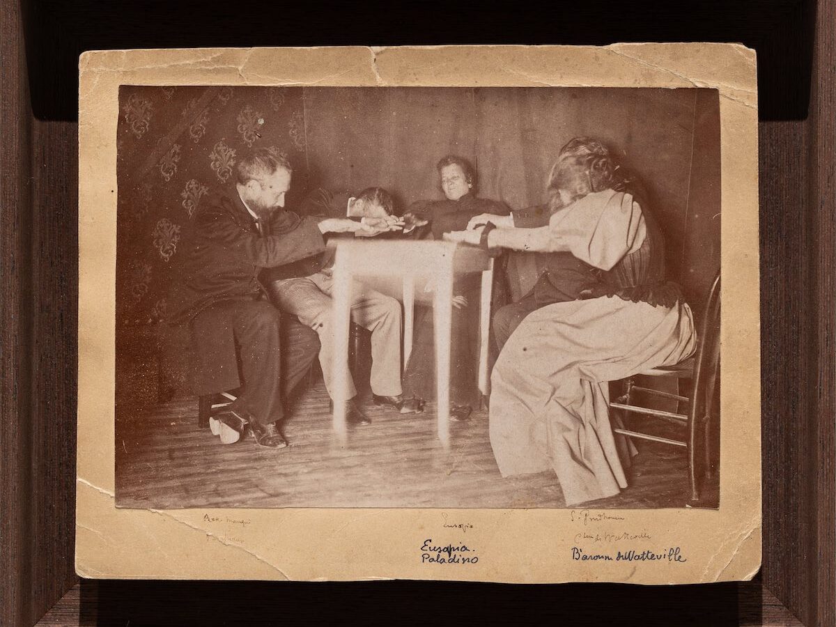 Eusapia Palladino Seduta con la medium Eusapia