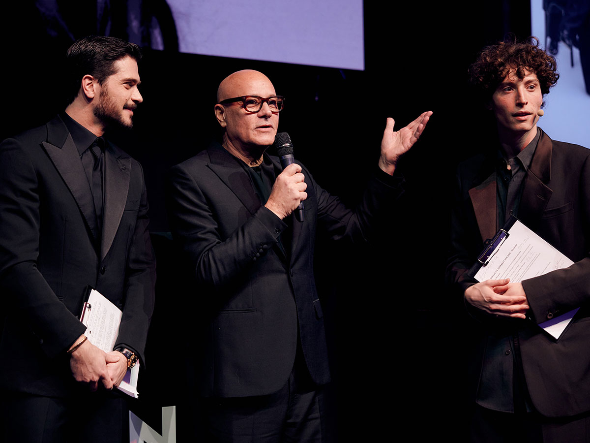 Il direttore Andrea Tenerani sul palco con Alessio Lapice in Brioni e Riccardo Pedicone in Fendi