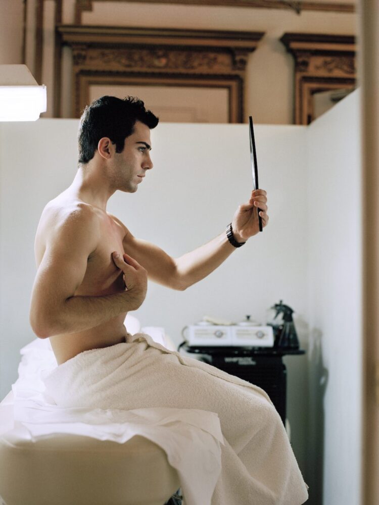 Zed Nelson Image: Christopher, 22. Chest wax. J. Sister’s salon. New York, USA. From the series ‘Love Me’ by Zed Nelson.