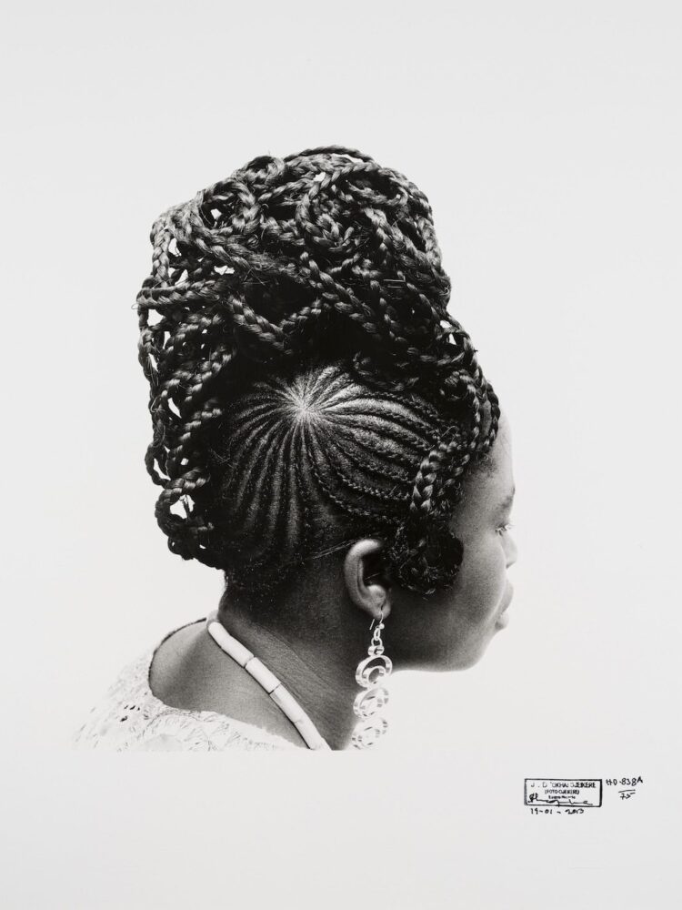 J.D. ‘Okhai Oijekere Abebe Van de serie / de la série / from the series Hairstyles 1975 Courtesy Galerie MAGNIN-A, Paris