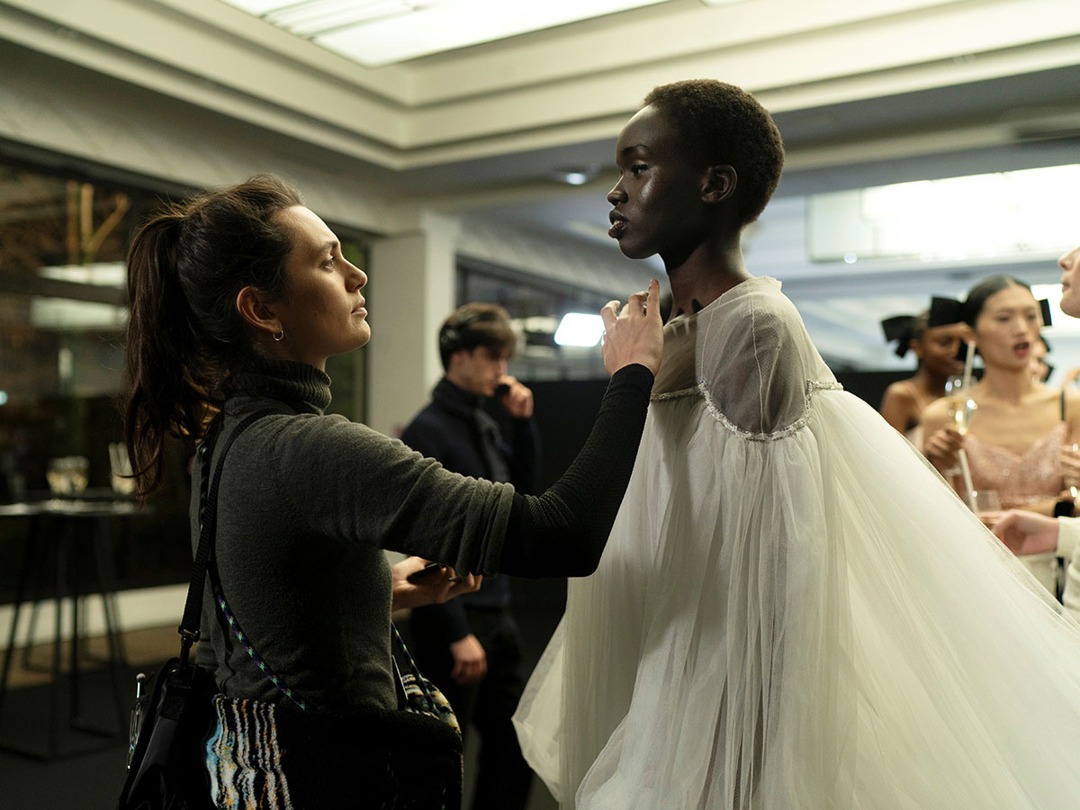 Ella Rumpf e Anyier Anei nel film "Couture"