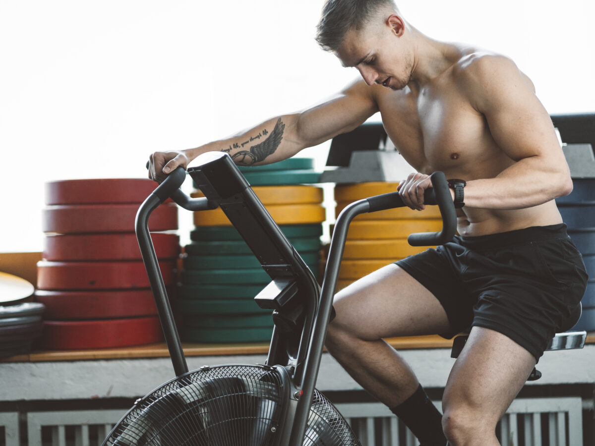 uomo che fa allenamento cardiovascolare