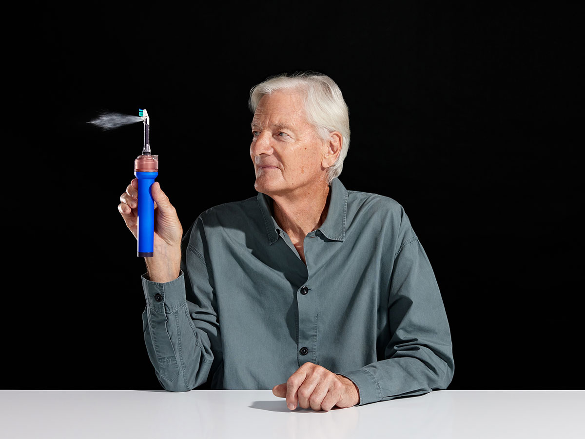 Sir James Dyson con lo spazzolino Dyson CameraJet™