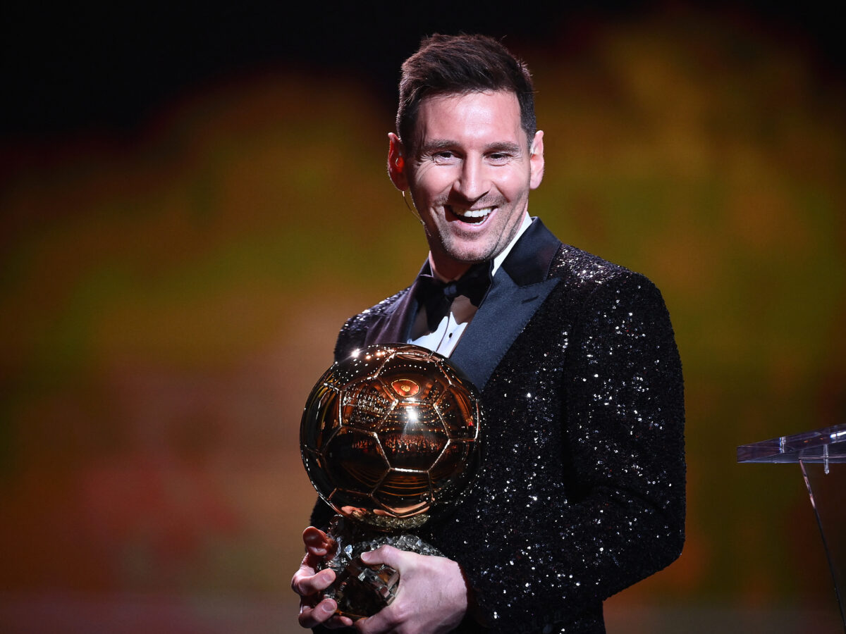 Lionel Messi con il Pallone d’Oro durante la cerimonia del 2021